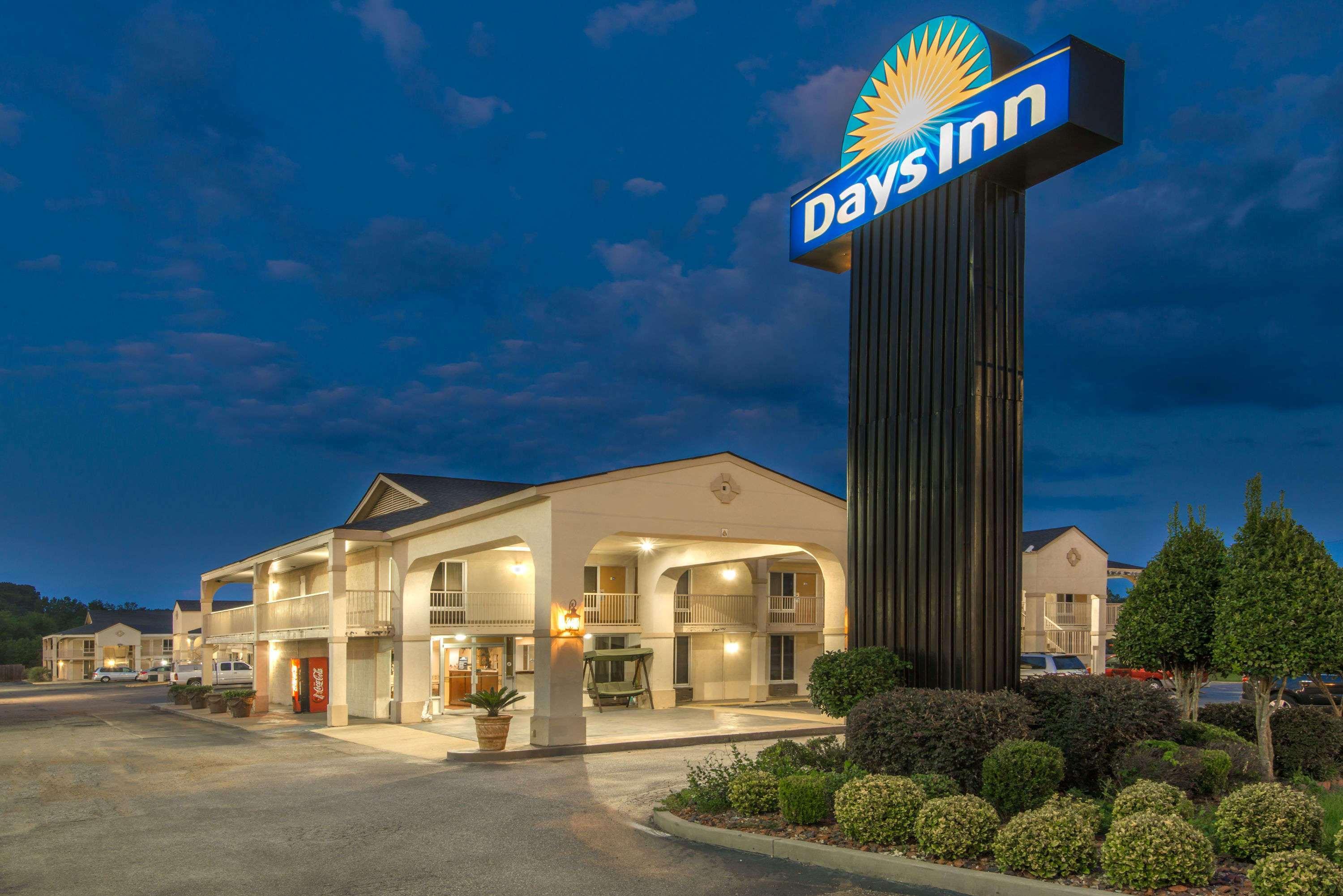 Days Inn By Wyndham Shorter Exterior photo